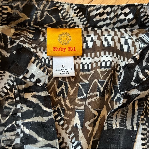 5/30🦄- Black and White Patterned Sheer Blouse - Picture 6 of 8